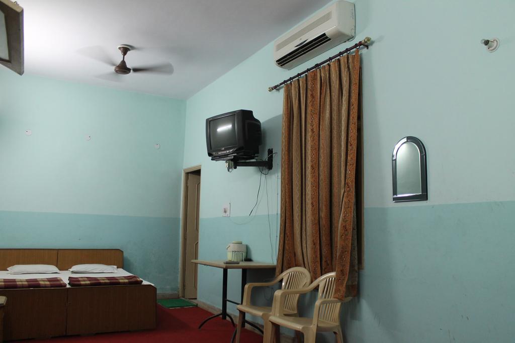 Krishnam Guest House Матхура Экстерьер фото