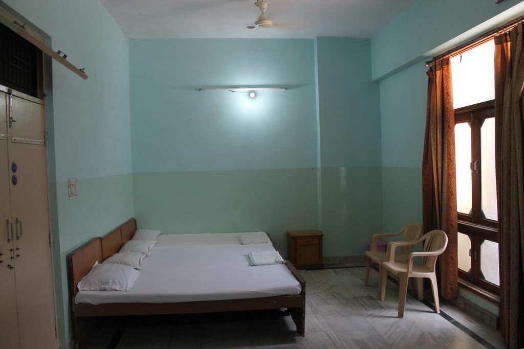 Krishnam Guest House Матхура Экстерьер фото